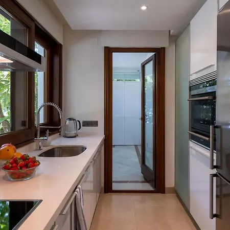 Apartment Frontline Ground Floor With Private Garden, Doncella Beach.