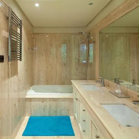 Frontline Ground Floor With Private Garden, Doncella Beach. * Estepona