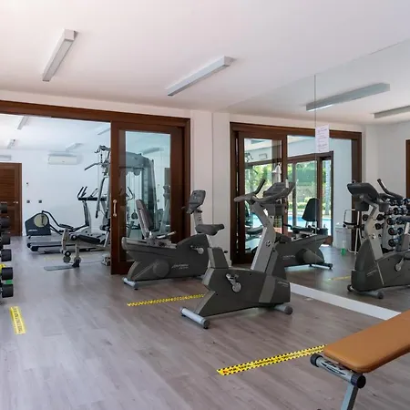 Frontline Ground Floor With Private Garden, Doncella Beach. *